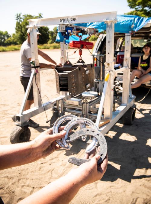 equipment for testing horseshoes